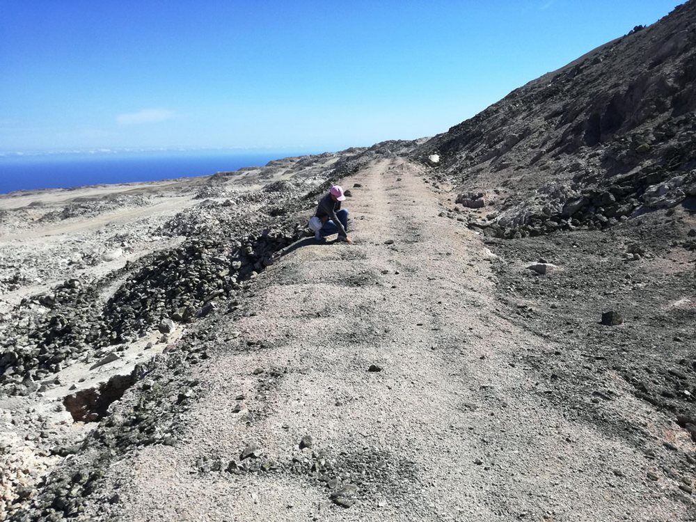 Evidencias de una línea férrea en la cara poniente del Morro de Mejillones, que se explotó en el siglo XIX. Se habla de un ferrocarril interno, aunque también está la versión de tracción animal.