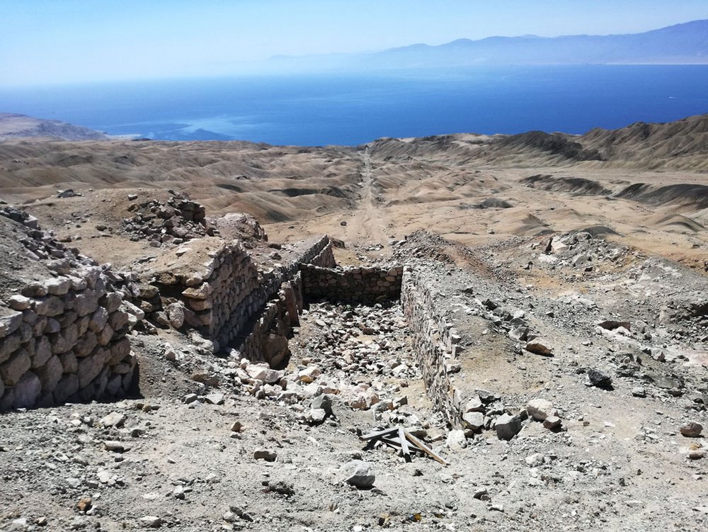 Evidencias de una línea férrea en la cara poniente del Morro de Mejillones, que se explotó en el siglo XIX. Se habla de un ferrocarril interno, aunque también está la versión de tracción animal.