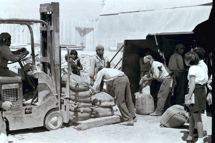 Trabajadores de la Planta de Fertilizantes son visitados por un curso de la Escuela 21 durante el año 1971. La fotografía fue tomada por el profesor Yerko Radic Alliú.